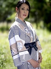 Sexy and beauty Japanese av idol Nana Aida shows her off body undressing a kimono