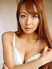 Sweet and luxurious Japanese av idol Jessical Kizaki shows her lovely body