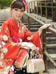 The kimono of Yuria Tominaga hide a beautiful hairy pussy