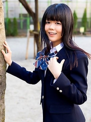 Young schoolgirl Shinjo Nozomi show her nice ass