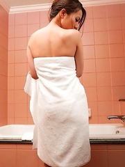 Ruri Saijou with immense assets pours water on sexy back