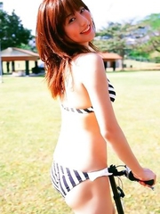 Captivating gravure idol Yumi Sugimoto shows off in her bikini at the beach
