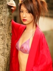 Saki Seto takes geisha outfit off and shows leering curves