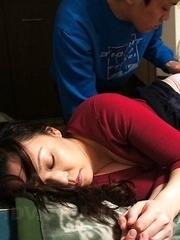 An Kanoh has the slit explored with finger