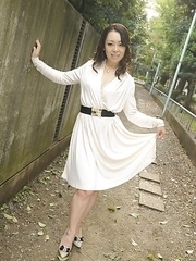Yuna Yamami in a white dress is very elegant