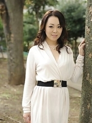 Yuna Yamami in a white dress is very elegant